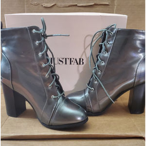 𝅺Woman’s boots Sz 8 dark gray Magnolia Lace-Up patent leather Bootie chunky heel